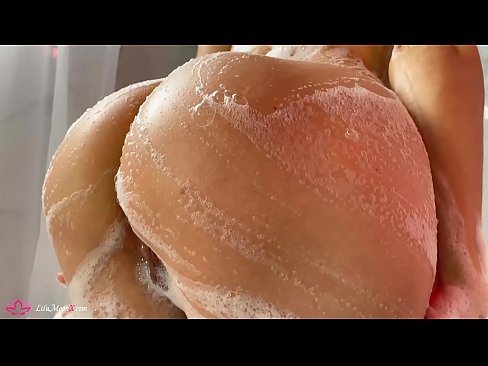 ❤️ Brunette o ipholla litho tsa botona kapa botšehali ho li khotsofatsa Pussy e nang le Vibrator ho ea ho Intense Orgasm in Shower ❤️❌  ﹏