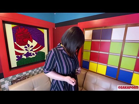 ❤️ Mosali oa Lejapane ea nang le litete tse kholo o ipholla litho tsa botona kapa botšehali ka lintho tsa ho etsa thobalano 'me o na le orgasm. O bua lipuisanong mabapi le phihlelo ea hae ea fucking. Mabele a maholo le malinyane a boea a bobolang haholo. Osakaporn ❤️❌  ﹏